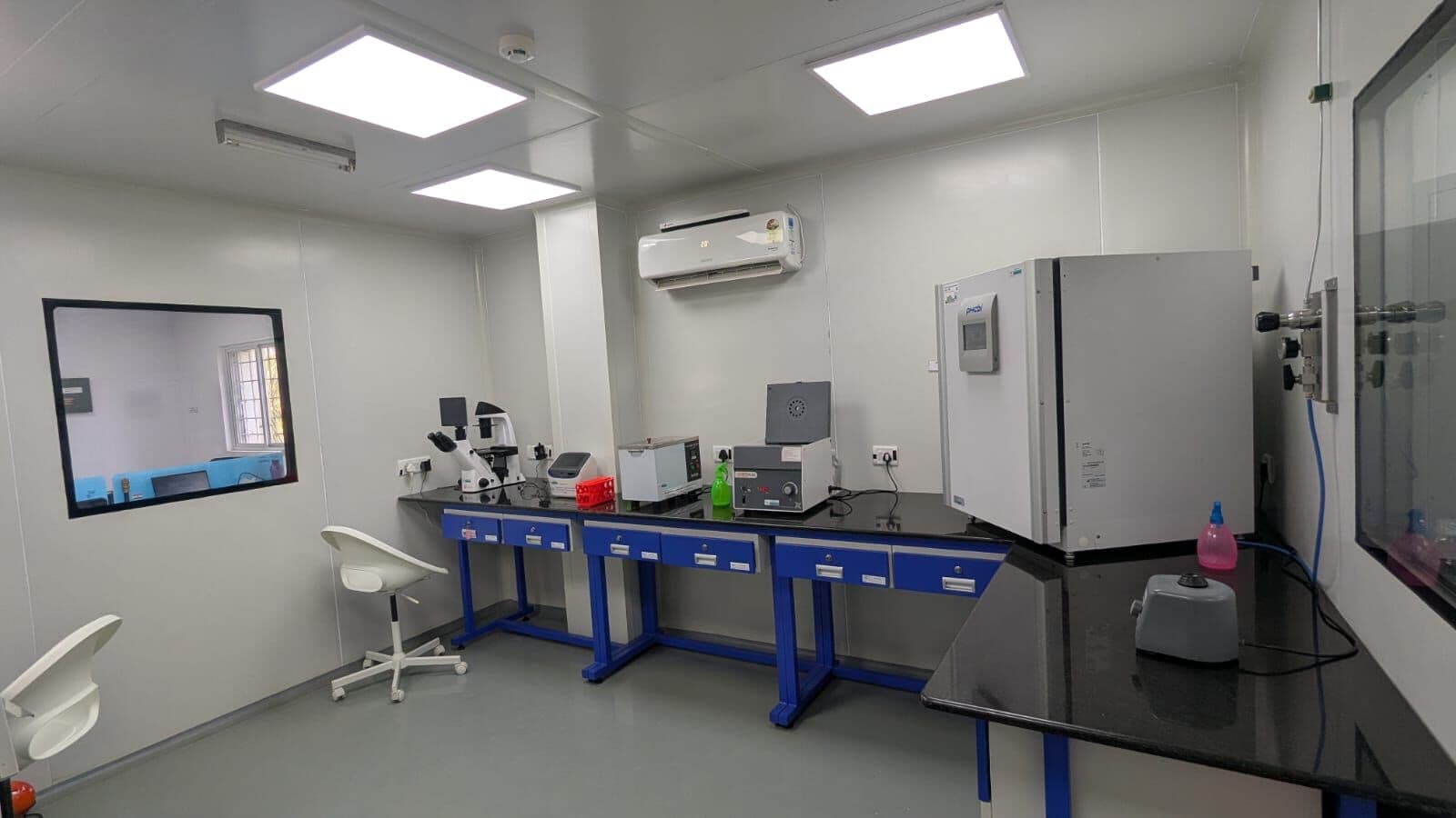 Analytical instrumentation and imaging bench